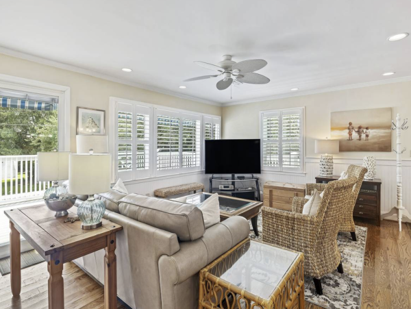 Classic Isle of Palms Bungalow 2 blocks to the beach with private pool